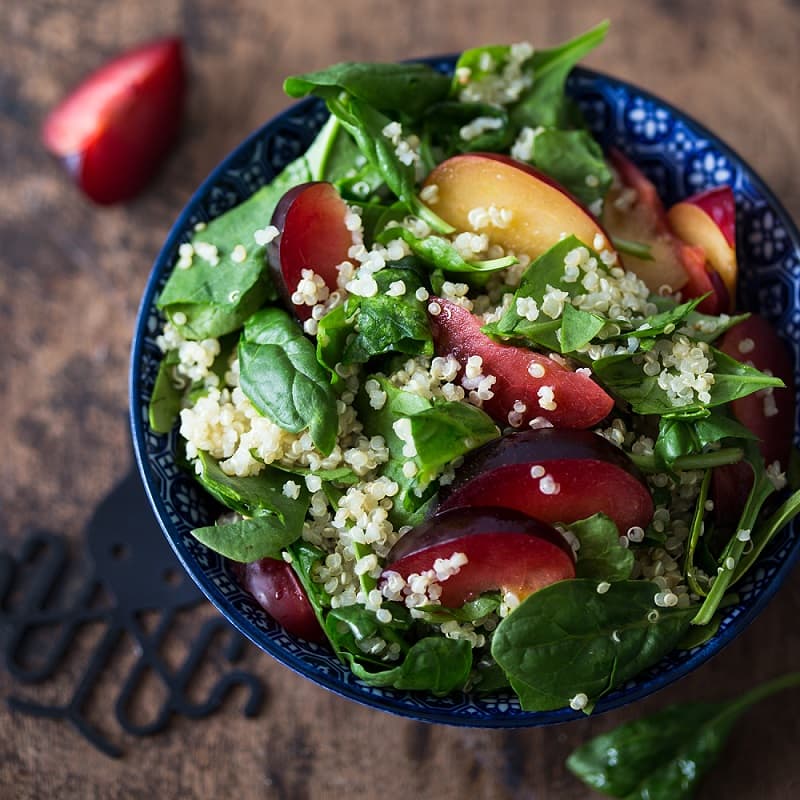 Quinoa ze śliwką – pyszna sałatka ze szpinakiem!