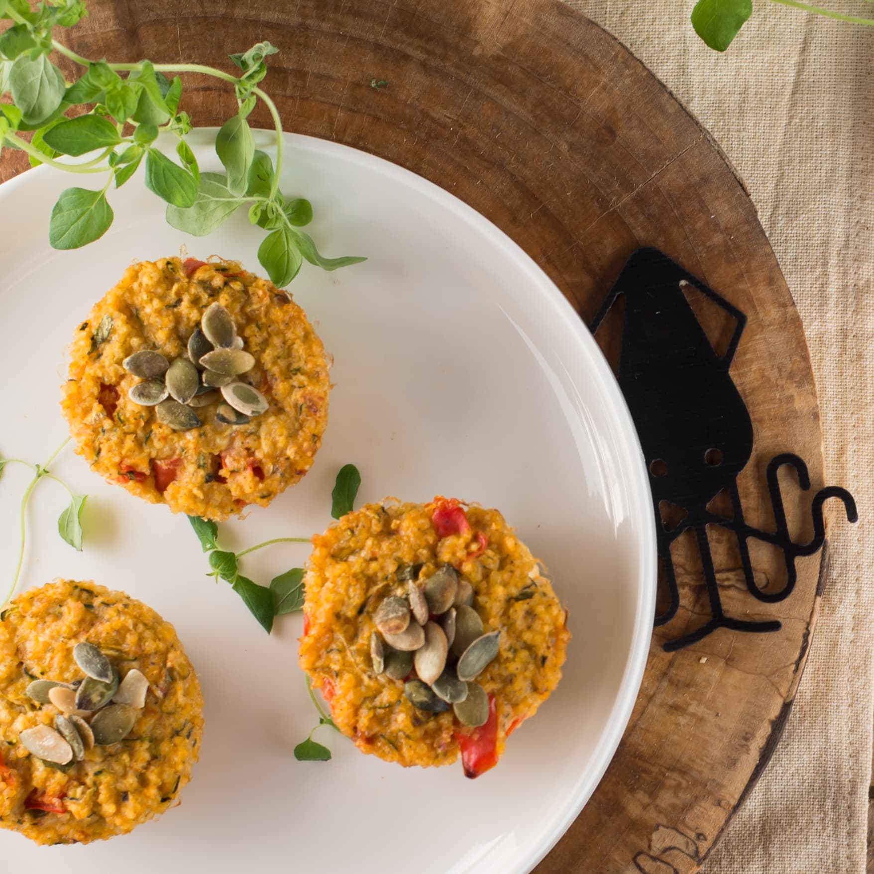 MUFFINY JAGLANE Z PAPRYKĄ, CUKINIĄ I PESTO