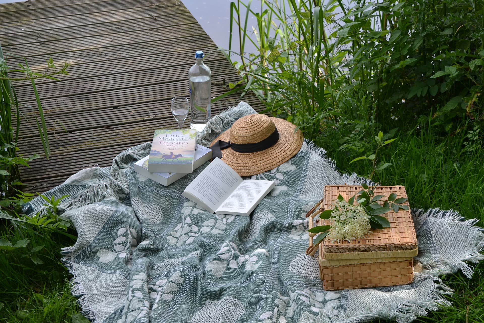 DIETETYCZNY KOSZ PIKNIKOWY – CZYM GO WYPEŁNIĆ?