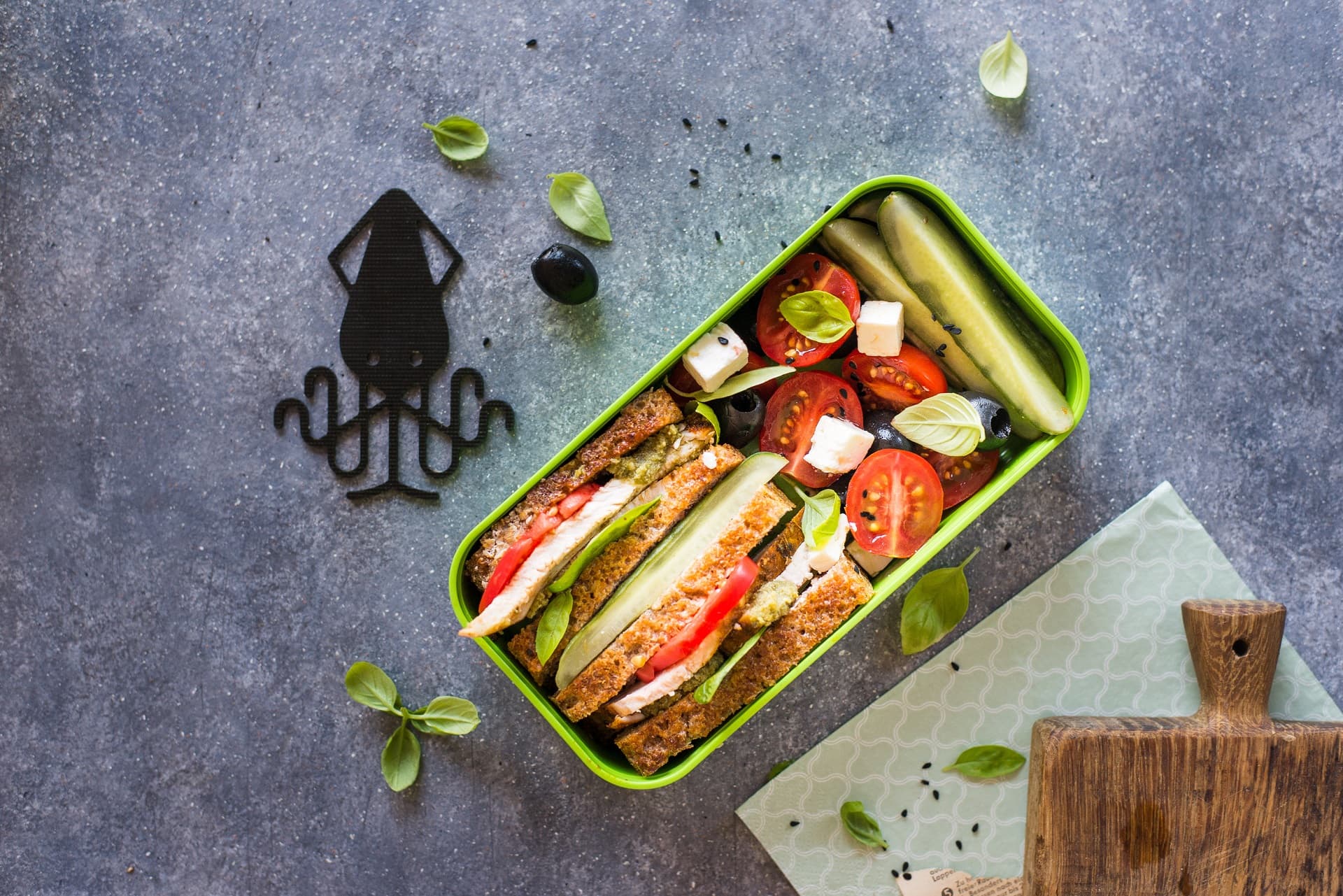 KANAPKI Z PIECZONYM INDYKIEM I SZPINAKOWE PESTO