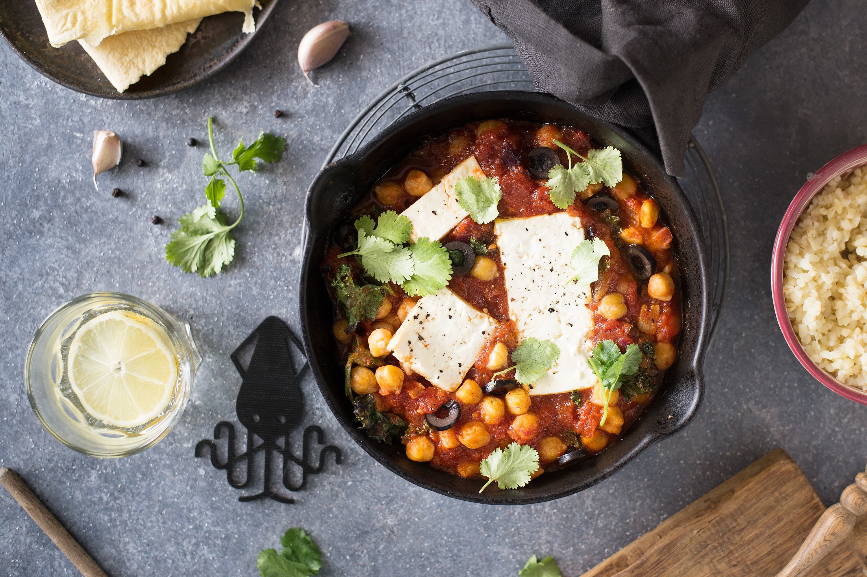 Pieczona feta z pomidorami i ciecierzycą